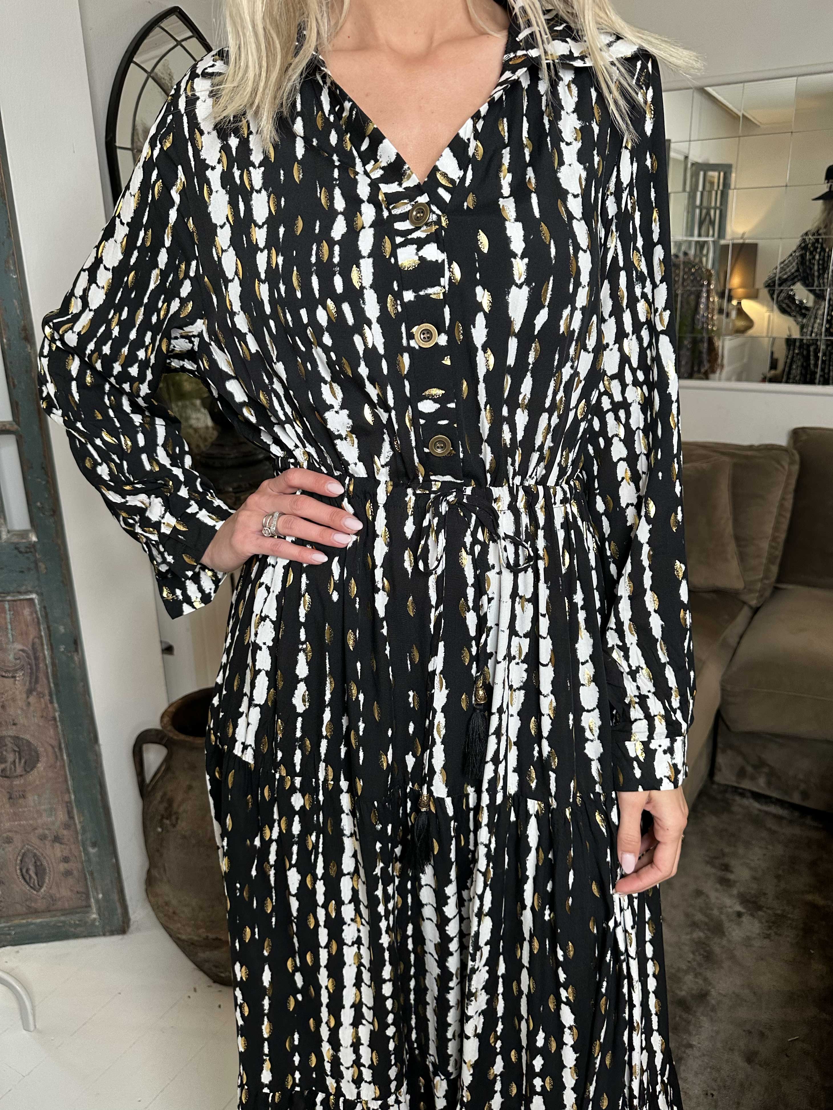 Shelly - Lång svart och vit klänning i viskos med gulddetaljer